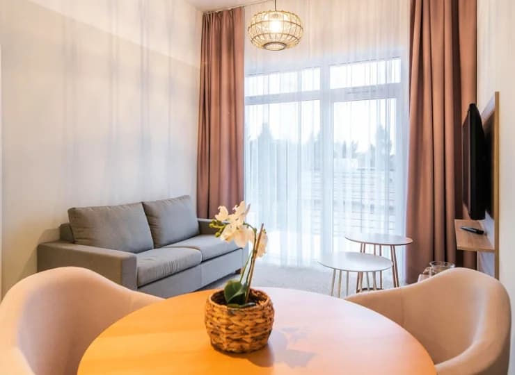 Apartament składa się z pokoju dziennego z aneksem kuchennym i sypialni