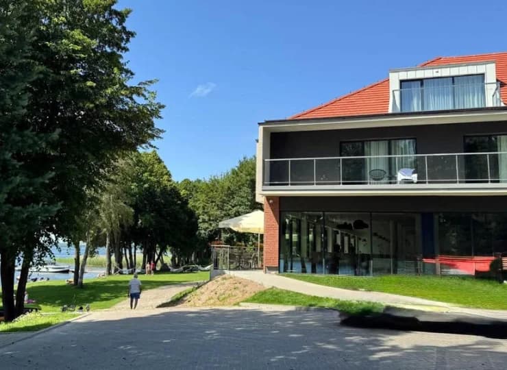 To nowoczesny hotel, położony nad jeziorem Święcajty
