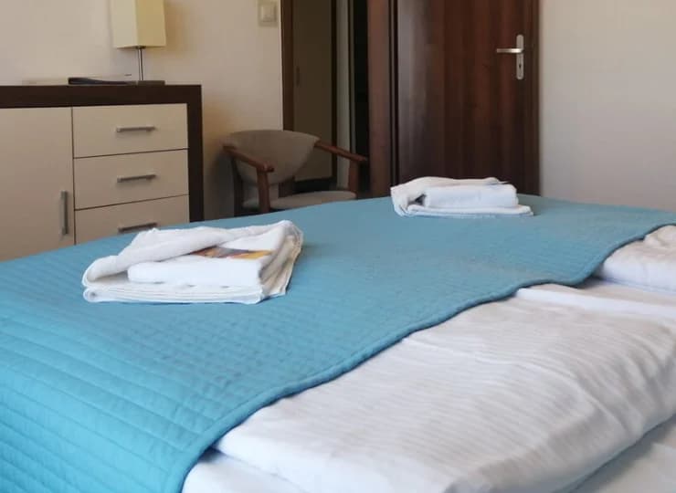 Apartament składa się z pokoju dziennego, sypialni, łazienki i balkonu