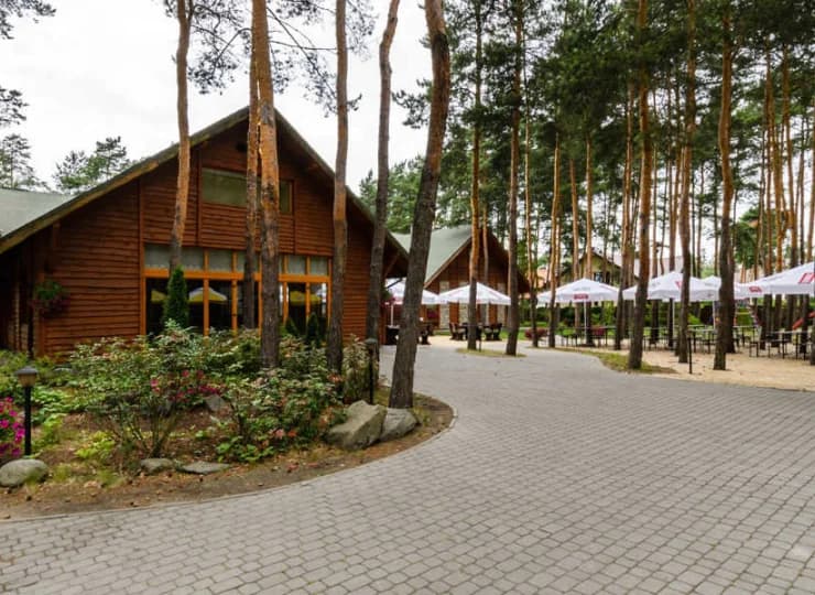 Obiekt dysponuje trzema restauracjami oraz chatą grillową