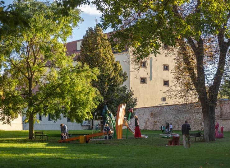 W zamkowym parku, pośród drzew, przygotowano plac zabaw dla najmłodszych