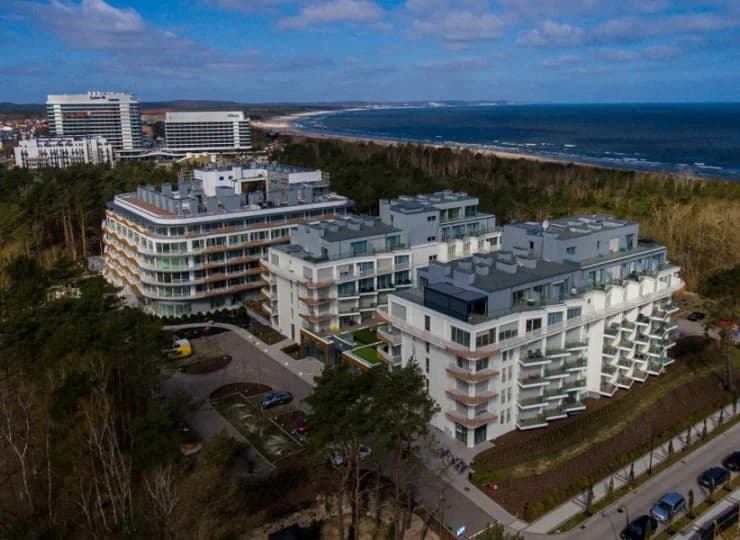 W pierwszej linii zabudowy, tuż przy plaży