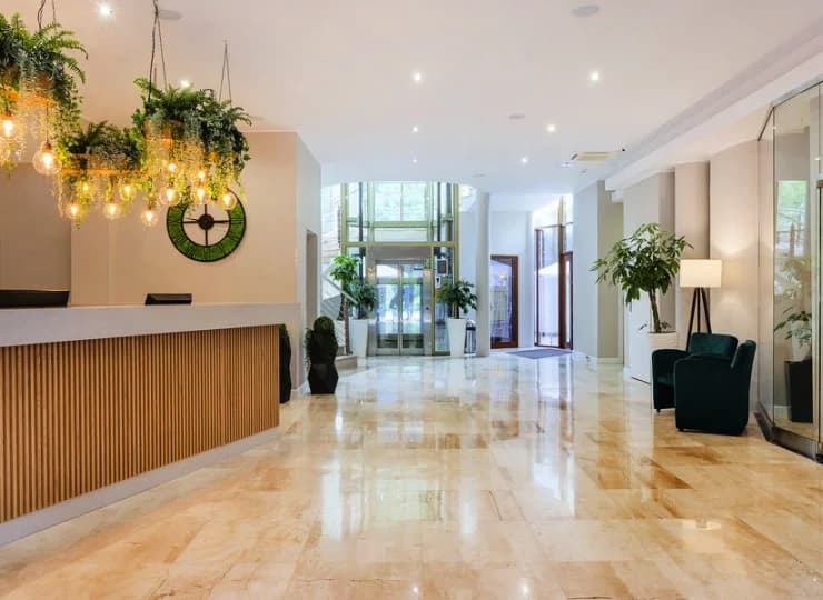 Recepcja hotelu jest dostępna dla gości przez całą dobę
