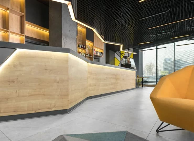 W hotelu mieści się całodobowy drink bar