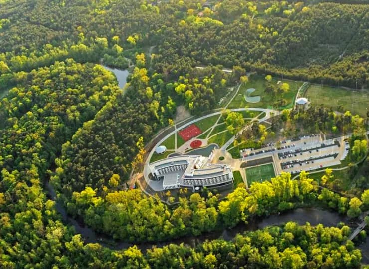 Holiday Inn Resort Warszawa Józefów jest otoczony lasami i położony nad rzeką