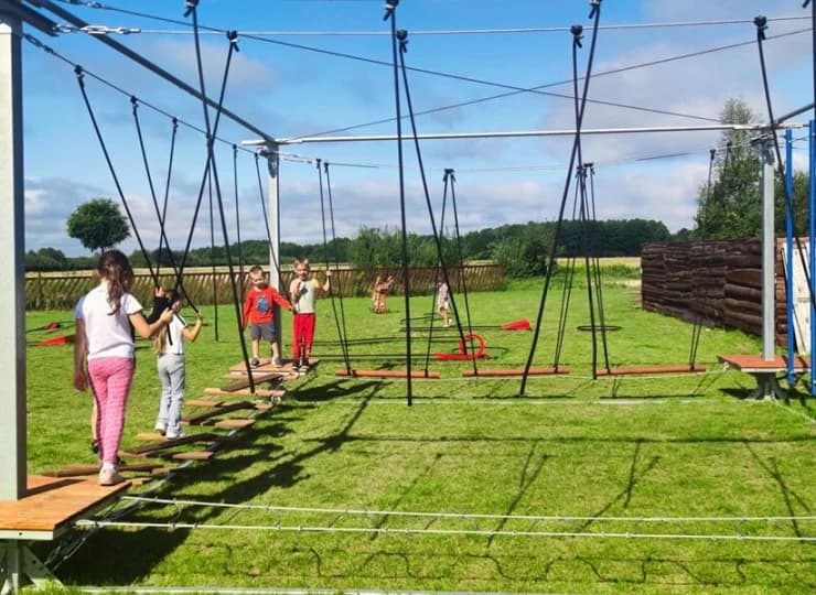 Bezpieczny samoobsługowy park linowy dla dzieci