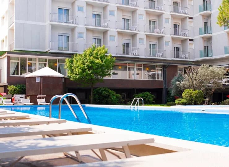Hotel z basenem we Włoszech