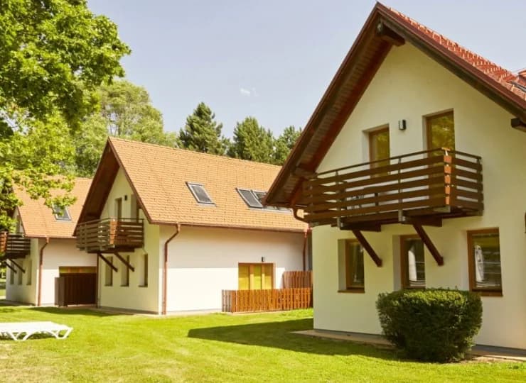 Pokoje w strefie apartamentowej są położone w wolnostojących domkach