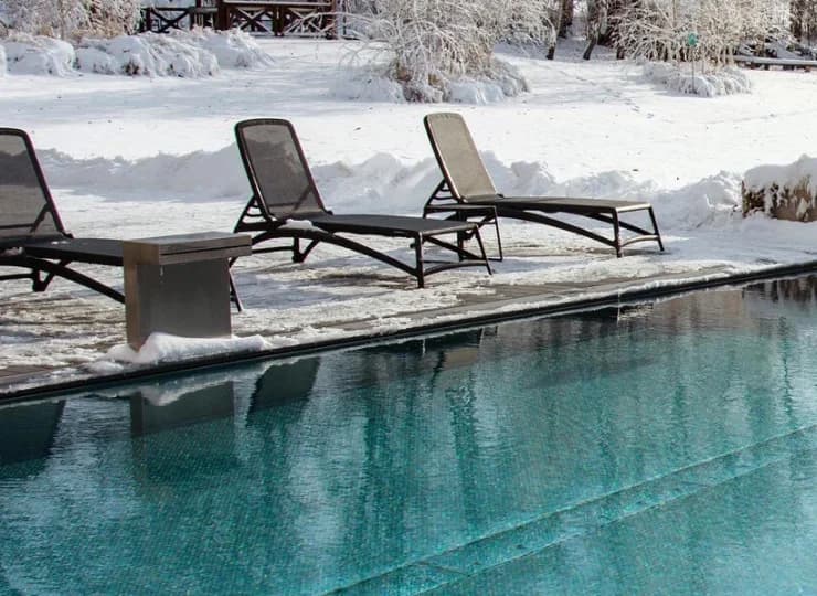 Resort dysponuje zewnętrzną strefą wellness z całorocznym jacuzzi