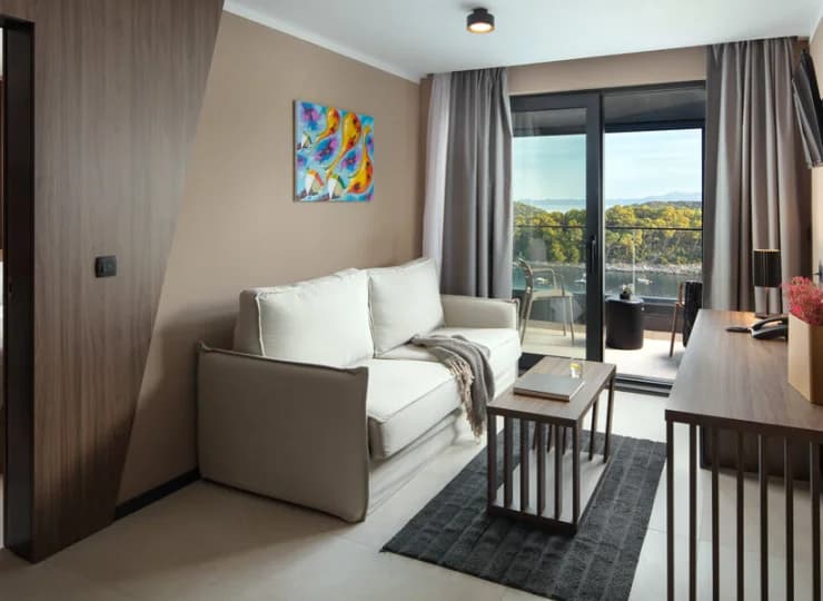 Pokój dzienny apartamentu superior z widokiem na morze