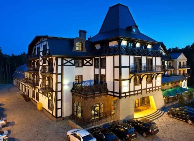 Hotel jest zlokalizowany na skraju Ustki w otoczeniu sosnowego lasu