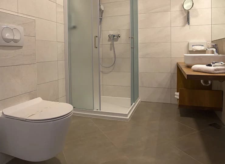 Nowoczesna i przestronna łazienka apartamentu w nowym budynku