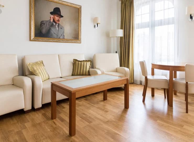 Hotel udostępnia przestronne pokoje Deluxe z częścią wypoczynkową