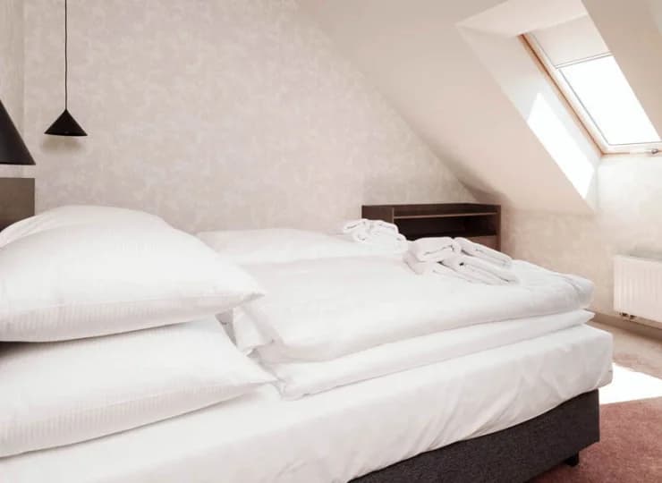 Sypialnia na wyższej kondygnacji ma skośny dach