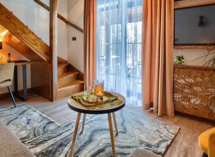 2-poziomowy apartament jak i inne pokoje urządzony został z dbałością o detale