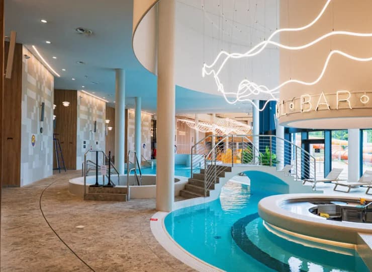 Dzięki pool barowi można zaspokoić pragnienie nie wychodząc z wody