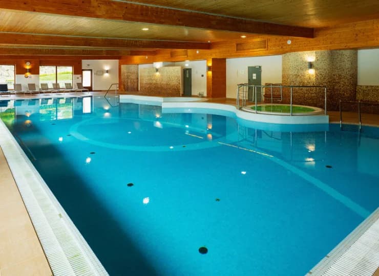 Koło basenu przygotowano też jacuzzi