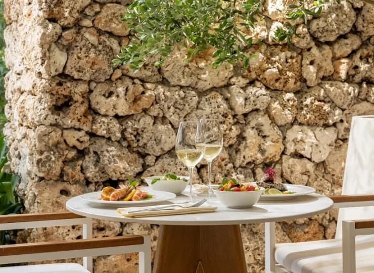 Stoliki restauracji przygotowano i wewnątrz, i na świeżym powietrzu