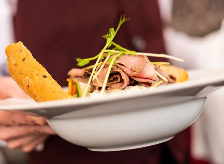 Restauracja oprócz śniadania podaje dania z karty