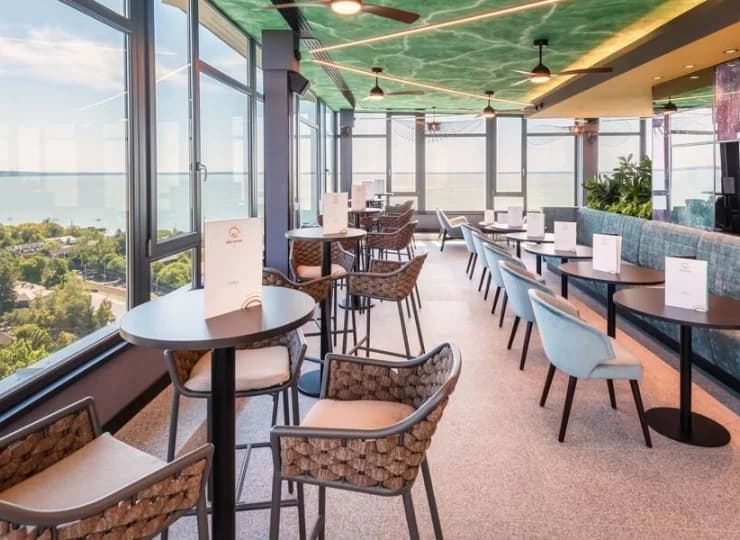 Skyrose Bar jest położony na dachu hotelu