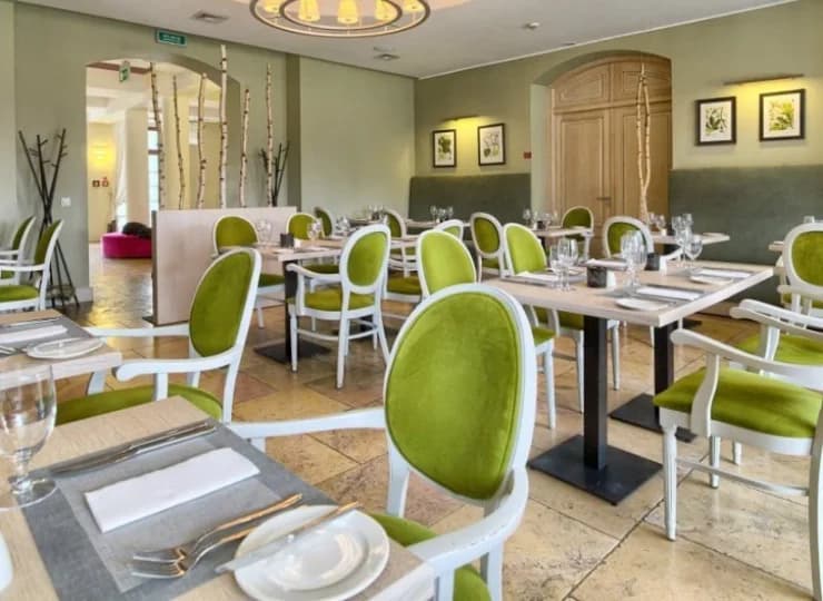 Z hotelowej restauracji roztacza się widok na zabytkowy park otaczający pałac