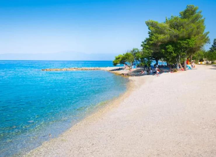 W okolicy znajdują się urokliwe plaże