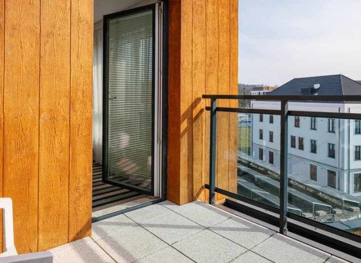 Apartament rodzinny ma balkon i aneks kuchenny