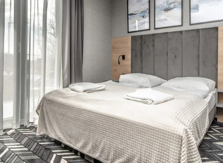 Pokoje mają tradycyjny balkon lub balkon francuski