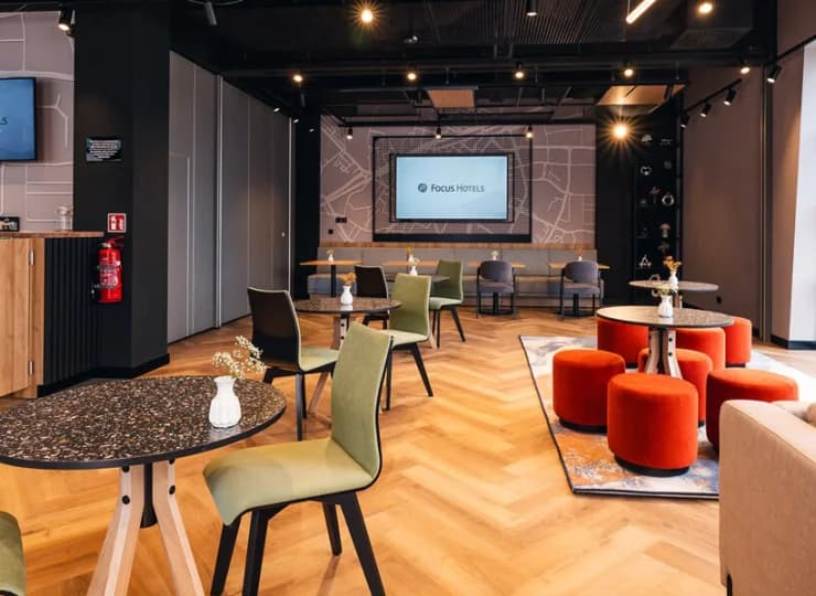 Hotelowa recepcja pracuje całodobowo