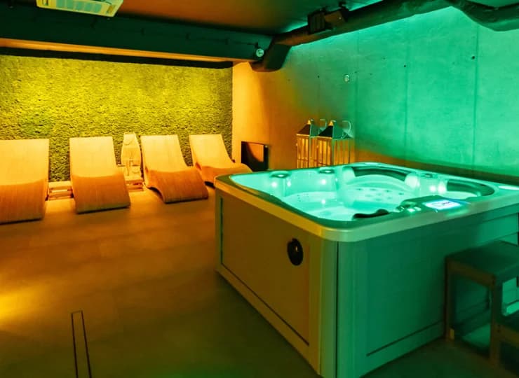 Przygotowano tutaj wanny do hydromasażu oraz leżanki sprzyjające odprężeniu