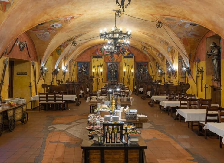 Restauracja znajduje się w unikalnej sali rycerskiej
