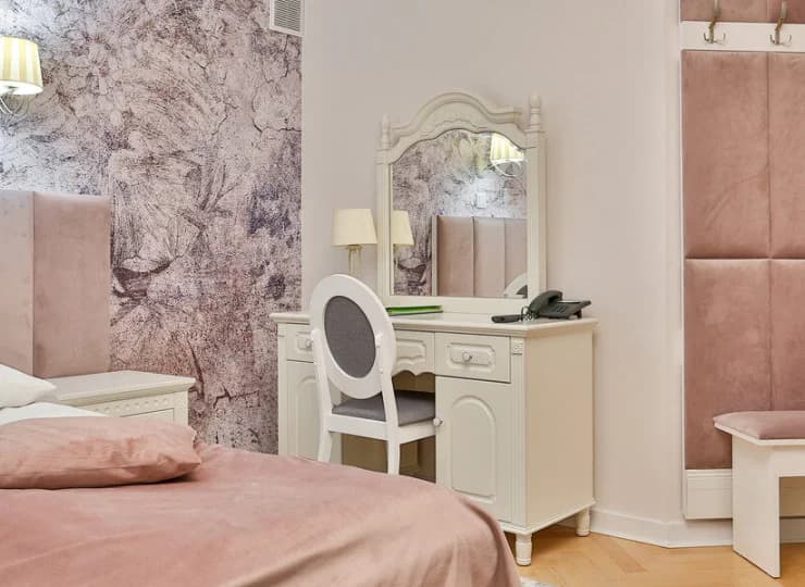Jedna z sypialni w apartamencie