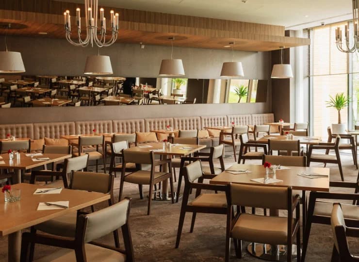 Restauracja ma eleganckie, przyjemne wnętrza