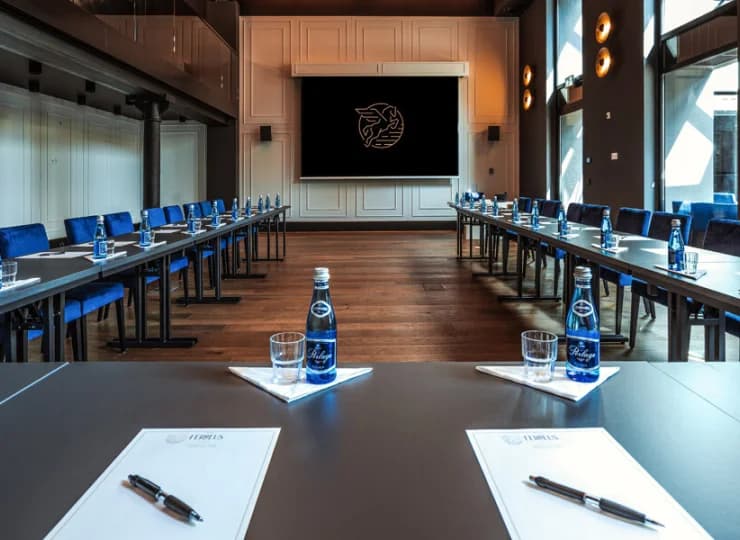 Trzy w pełni wyposażone sale konferencyjne pozwalają organizować różne spotkania