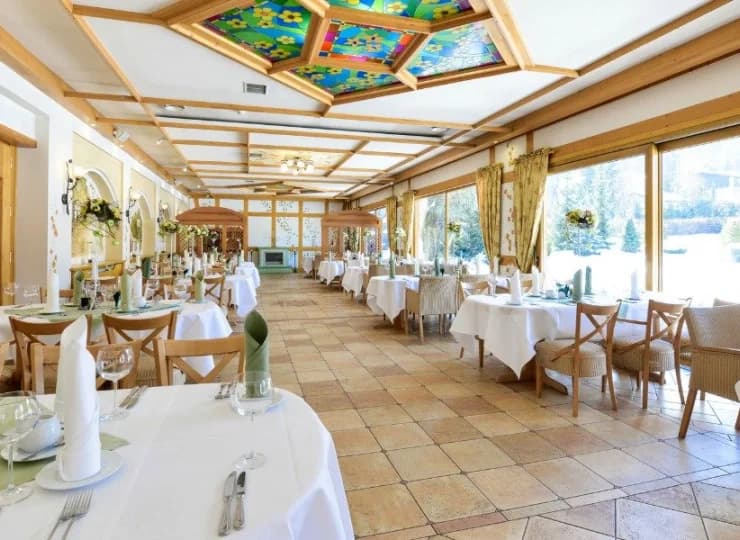 Restauracja Ogrodowa pozwala delektować się pysznymi daniami z widokiem zieleni
