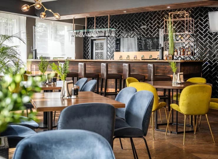 W hotelowej restauracji panuje elegancki nowoczesny wystrój