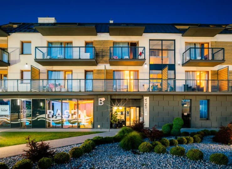 Apartamenty mieszczą się w kameralnych budynkach z balkonami i tarasami