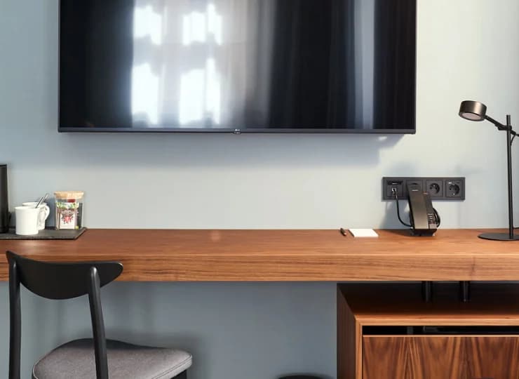 Znajdziecie tutaj zestaw do parzenia kawy i herbaty, minibar, smart TV