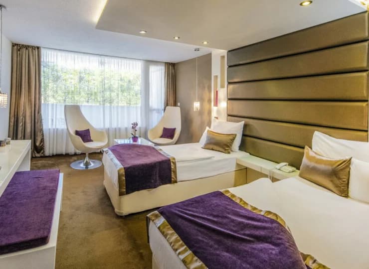 Na gości 4-gwiazdkowego hotelu czekają wygodne i bogato wyposażone pokoje