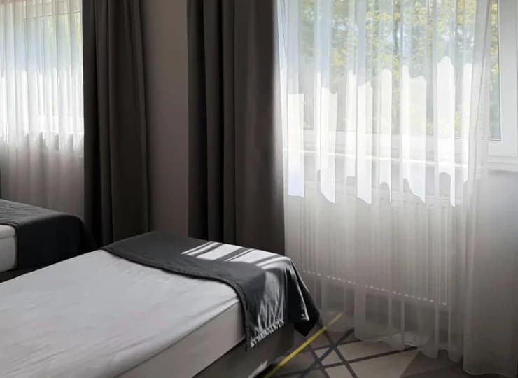W pokoju 3-osobowym wstawiono 3 samodzielne łóżka