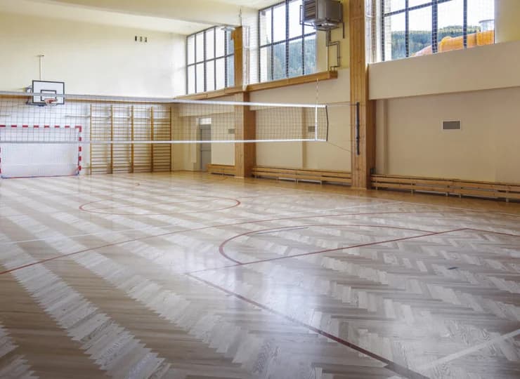 Sala sportowa umożliwia przeprowadzanie treningów i rozgrywek