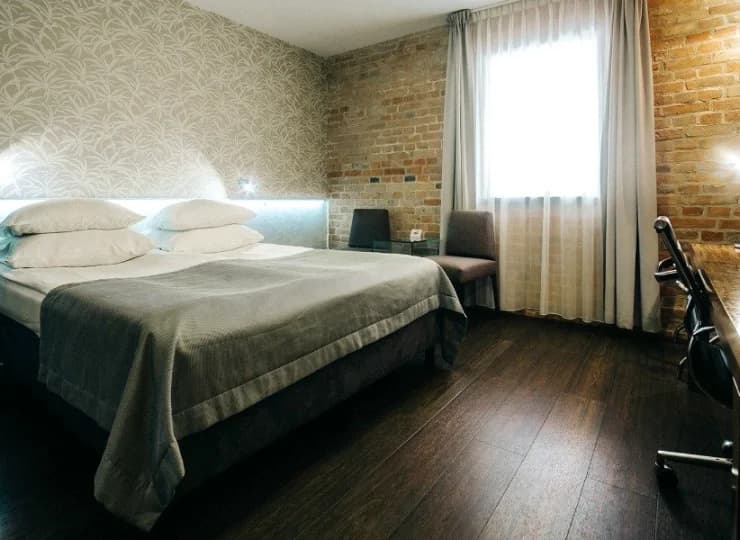 Hotel udostępnia gościom nowocześnie wyposażone pokoje