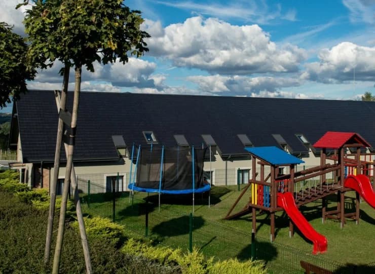 Znajdują się tu huśtawki, drabinki, zjeżdżalnie, piaskownica, a nawet trampolina