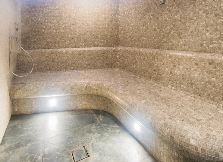 W kompleksie saun dostępna jest sauna sucha oraz łaźnia fińska