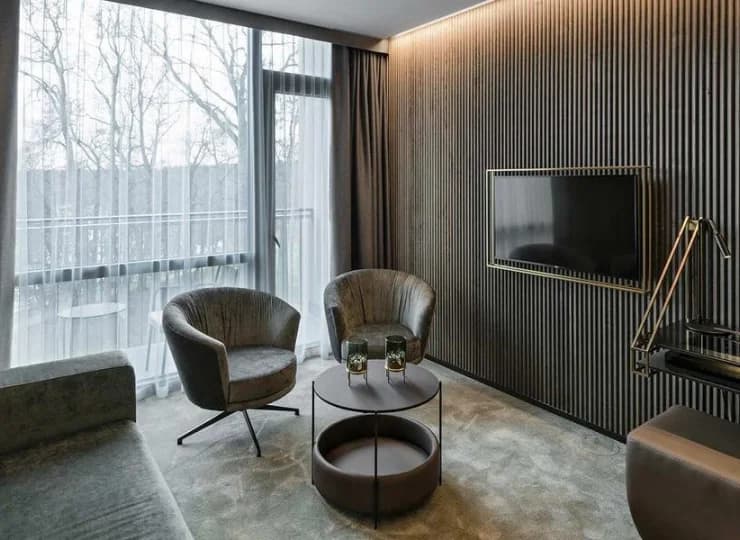 Pokój 2+2 deluxe ma osobny salon z rozkładaną kanapą