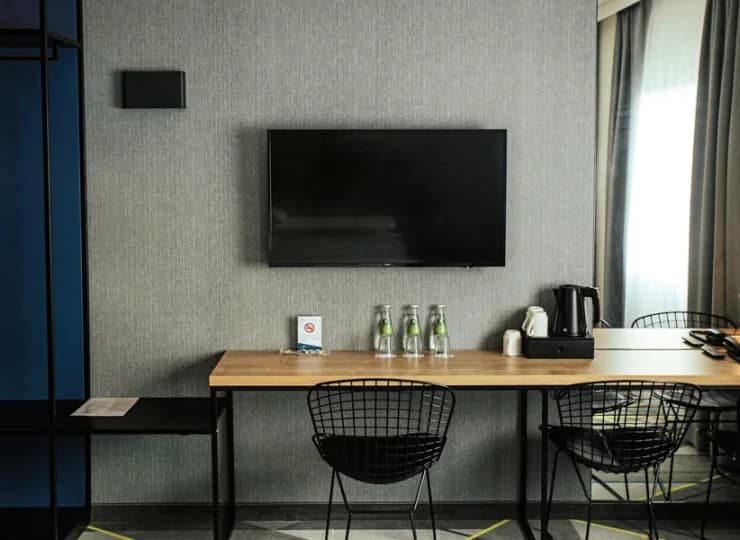 Dodatkowo wyposażone są w czajnik z zestawem powitalnym oraz Smart TV z Netfilx