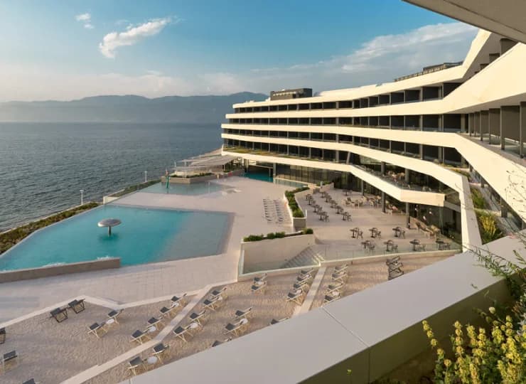 Grand Hotel View**** jest malowniczo położony na brzegu wyspy Brač