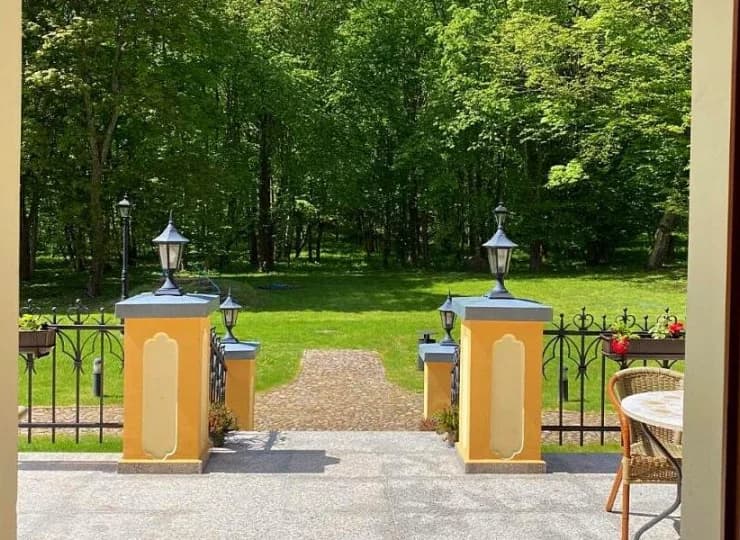 Hotelowy ogród-park zaprasza do relaksu na świeżym powietrzu