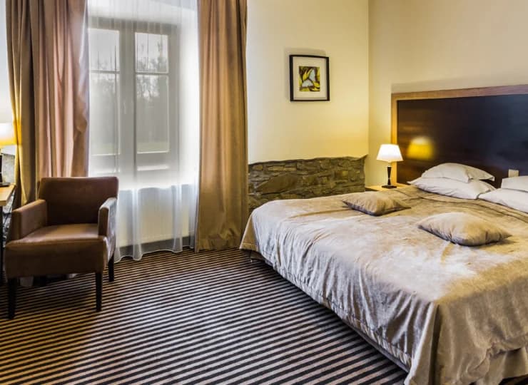 Komfortowe pokoje 3* znajdują się także w budynku dawnego Folwarku