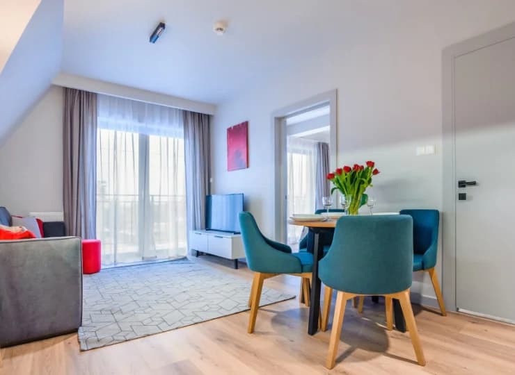 Apartament posiada 2 pokoje, aneks kuchenny, strefę jadalną i łazienkę